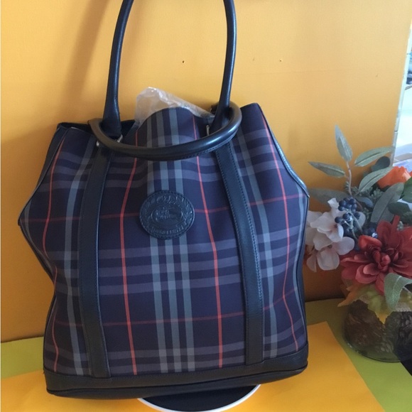 Burberry shoulder bag in excellent use condition 14x14 - Picture 8 of 11